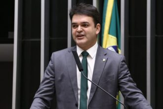 Deputado Rubens Pereira Júnior fala ao microfone