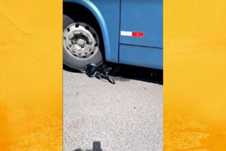 SAJ: Motorista sai ileso após moto ir parar embaixo de ônibus em acidente no Andaiá