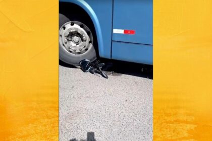 SAJ: Motorista sai ileso após moto ir parar embaixo de ônibus em acidente no Andaiá