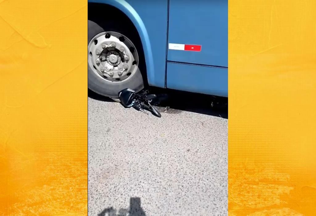 SAJ: Motorista sai ileso após moto ir parar embaixo de ônibus em acidente no Andaiá