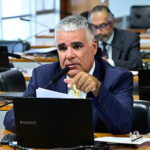 À bancada, em pronunciamento,  senador Eduardo Girão (Novo-CE).