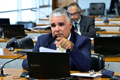 À bancada, em pronunciamento,  senador Eduardo Girão (Novo-CE).
