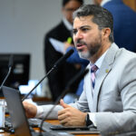 À mesa, presidente da CI, senador Marcos Rogério (PL-RO), conduz reunião.