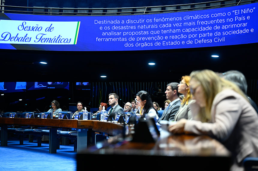 Convidados participam da sessão especial.