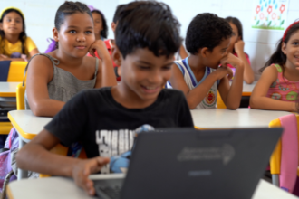 Brasil ultrapassa 100 mil escolas públicas com internet gratuita e de qualidade