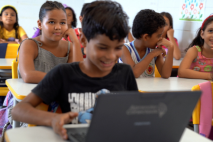 Brasil ultrapassa 100 mil escolas públicas com internet gratuita e de qualidade