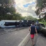 Carreta-tanque carregada com gás tomba e deixa uma pessoa morta na BR-330, em Ubatã