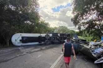 Carreta-tanque carregada com gás tomba e deixa uma pessoa morta na BR-330, em Ubatã