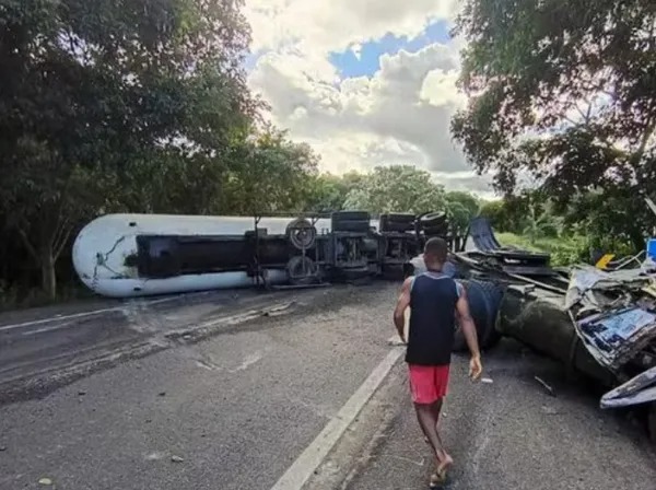 Carreta-tanque carregada com gás tomba e deixa uma pessoa morta na BR-330, em Ubatã