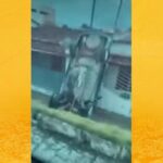 Carro despenca de barranco e assusta moradores no bairro Cruzeiro, em Jaguaquara