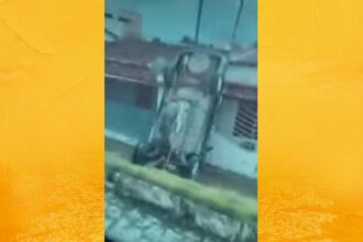 Carro despenca de barranco e assusta moradores no bairro Cruzeiro, em Jaguaquara
