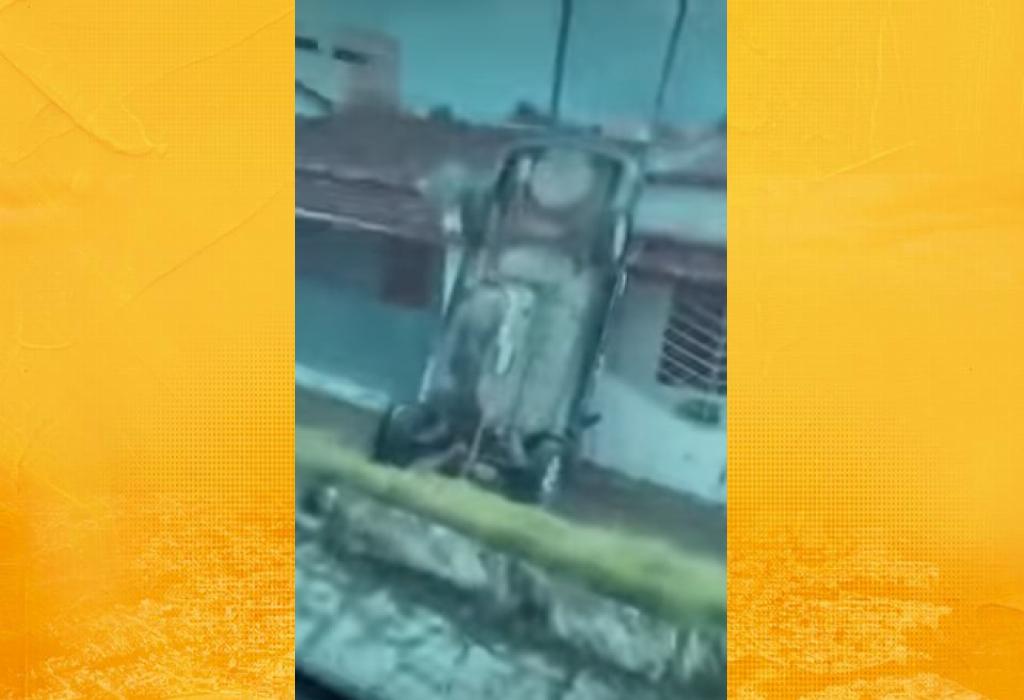Carro despenca de barranco e assusta moradores no bairro Cruzeiro, em Jaguaquara