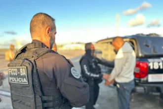 Casal apontado como líder de facção chega a Salvador após prisão na Bolívia