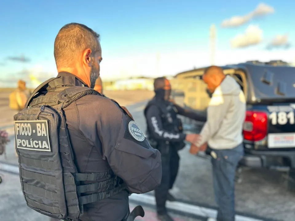 Casal apontado como líder de facção chega a Salvador após prisão na Bolívia