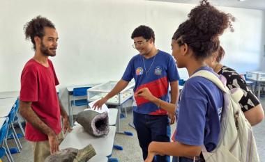 Colégio estadual recebe exposição itinerante do Museu Geológico da Bahia | SEC