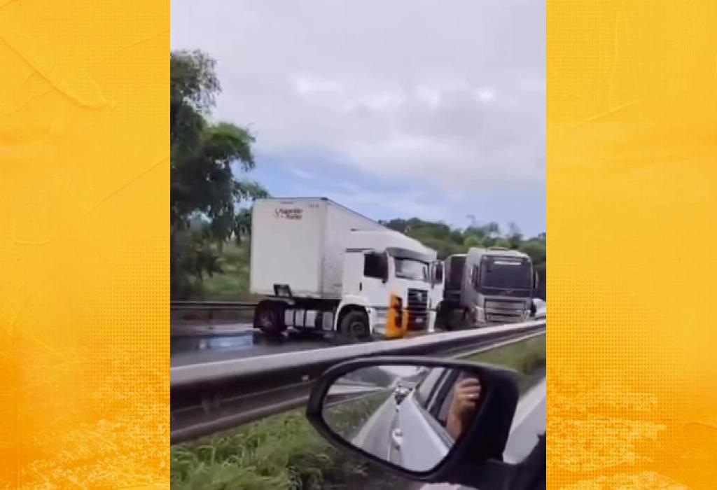 Colisão entre carretas é registrada na BR-324 próximo a Feira de Santana