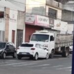 Colisão entre carro e caminhão foi registrado no Centro de Santo Antônio de Jesus