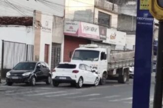 Colisão entre carro e caminhão foi registrado no Centro de Santo Antônio de Jesus