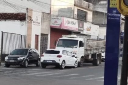 Colisão entre carro e caminhão foi registrado no Centro de Santo Antônio de Jesus