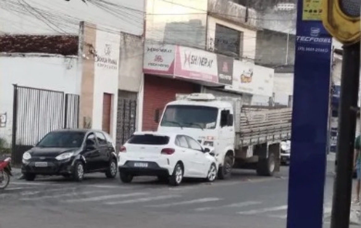 Colisão entre carro e caminhão foi registrado no Centro de Santo Antônio de Jesus