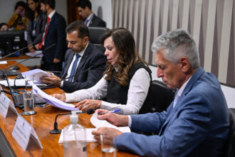Comissão aprova reajuste do piso salarial dos professores da educação básica — Senado Notícias