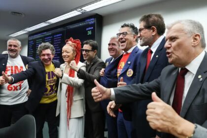 Comissão aprova relatório de PEC que acaba com escala 6X1