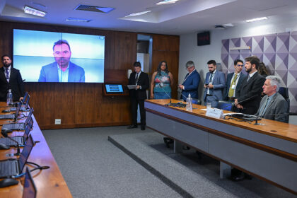 À mesa, presidente eventual da CMMPV 1.334/2026, deputado Rogério Correia (PT-MG), conduz reunião.