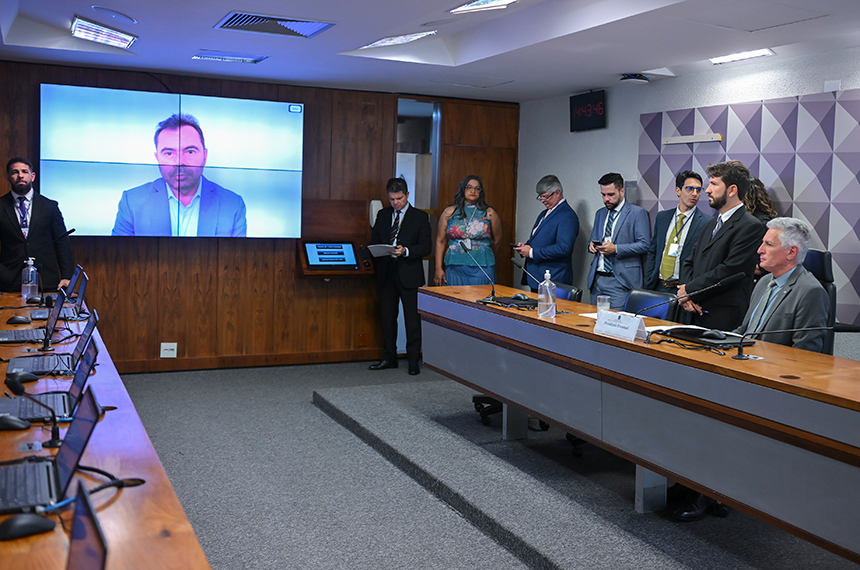 À mesa, presidente eventual da CMMPV 1.334/2026, deputado Rogério Correia (PT-MG), conduz reunião.