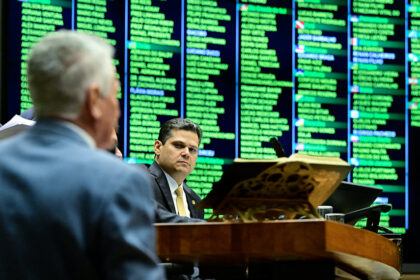 Presidente do Senado Federal, senador Davi Alcolumbre (União-AP) em destaque à mesa.