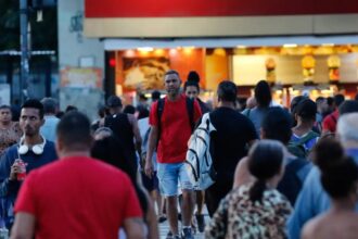 Desemprego cai a 5,8% no trimestre encerrado em abril