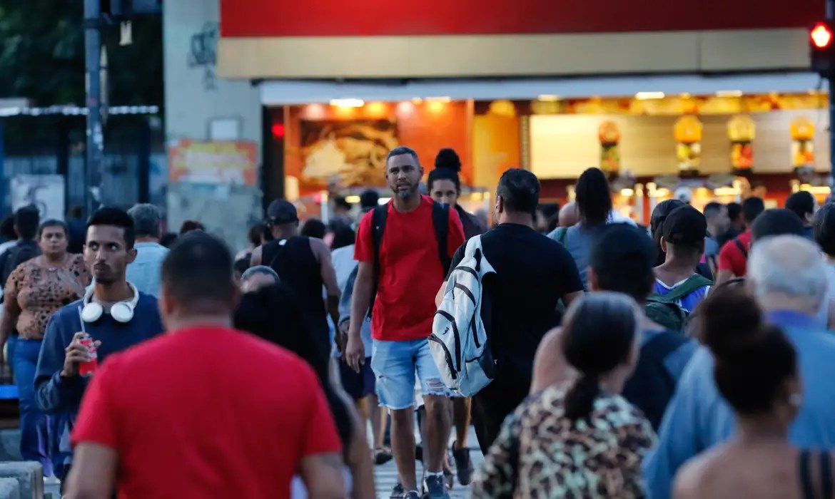 Desemprego cai a 5,8% no trimestre encerrado em abril