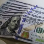 Dólar fecha abaixo de R$ 4,90 pela primeira vez em 28 meses