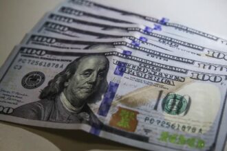 Dólar fecha abaixo de R$ 4,90 pela primeira vez em 28 meses