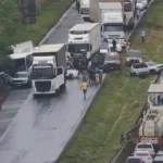 Engavetamento com seis veículos fecha trecho da BR-324 e deixa feridos em Feira de Santana