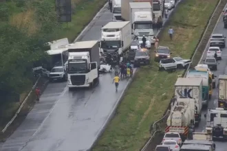 Engavetamento com seis veículos fecha trecho da BR-324 e deixa feridos em Feira de Santana