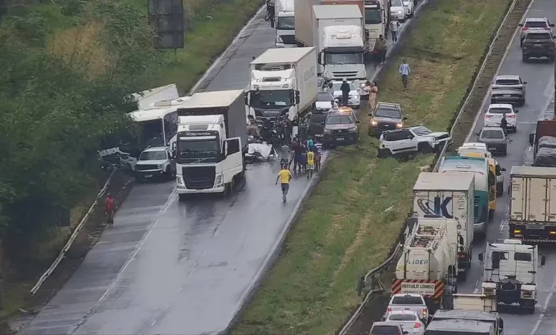 Engavetamento com seis veículos fecha trecho da BR-324 e deixa feridos em Feira de Santana