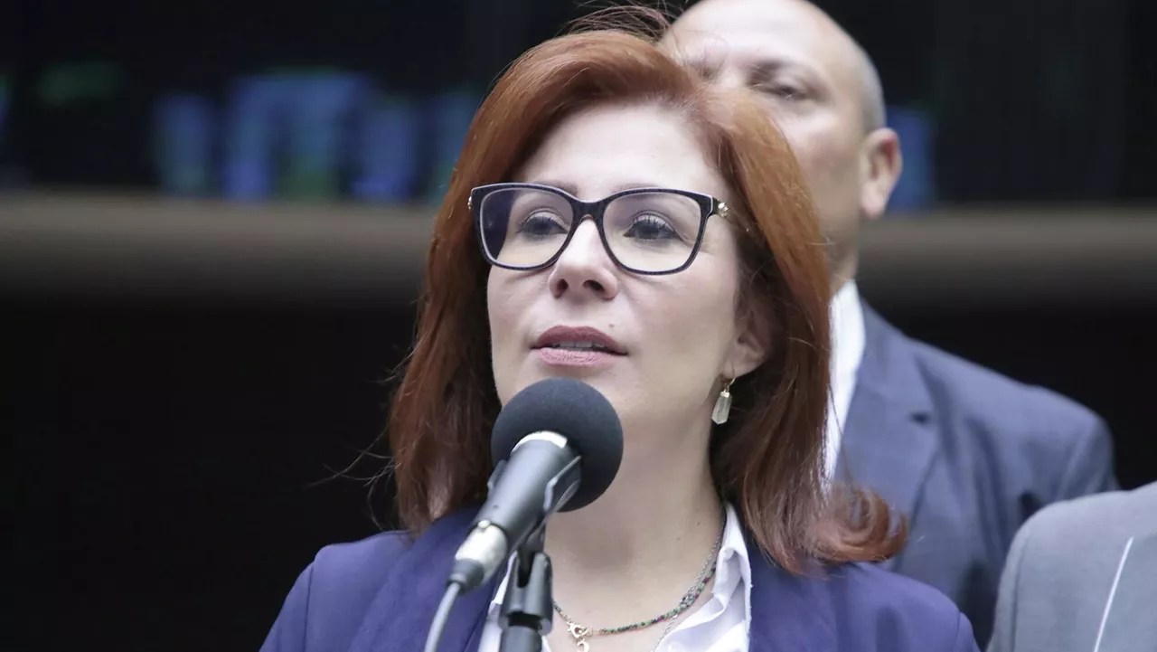 Extradição de Carla Zambelli é negada por Justiça da Itália e determina libertação