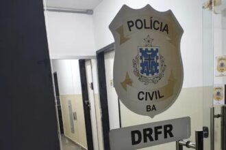 Homem ataca policiais com facão durante cumprimento de mandado e acaba preso em Juazeiro