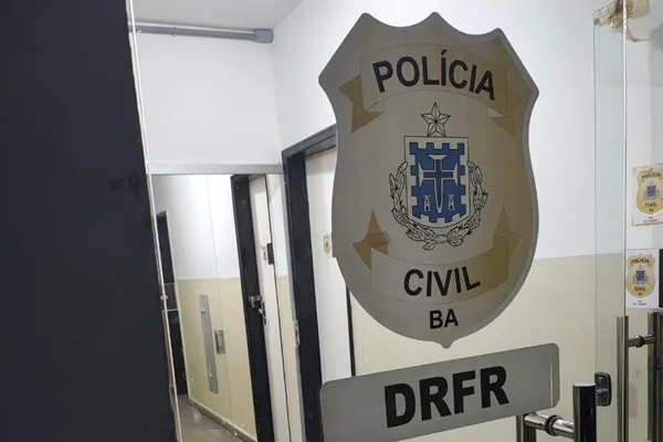 Homem ataca policiais com facão durante cumprimento de mandado e acaba preso em Juazeiro