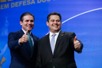 Motta e o presidente do Senado, Davi Alcolumbre, na sessão de abertura da marcha