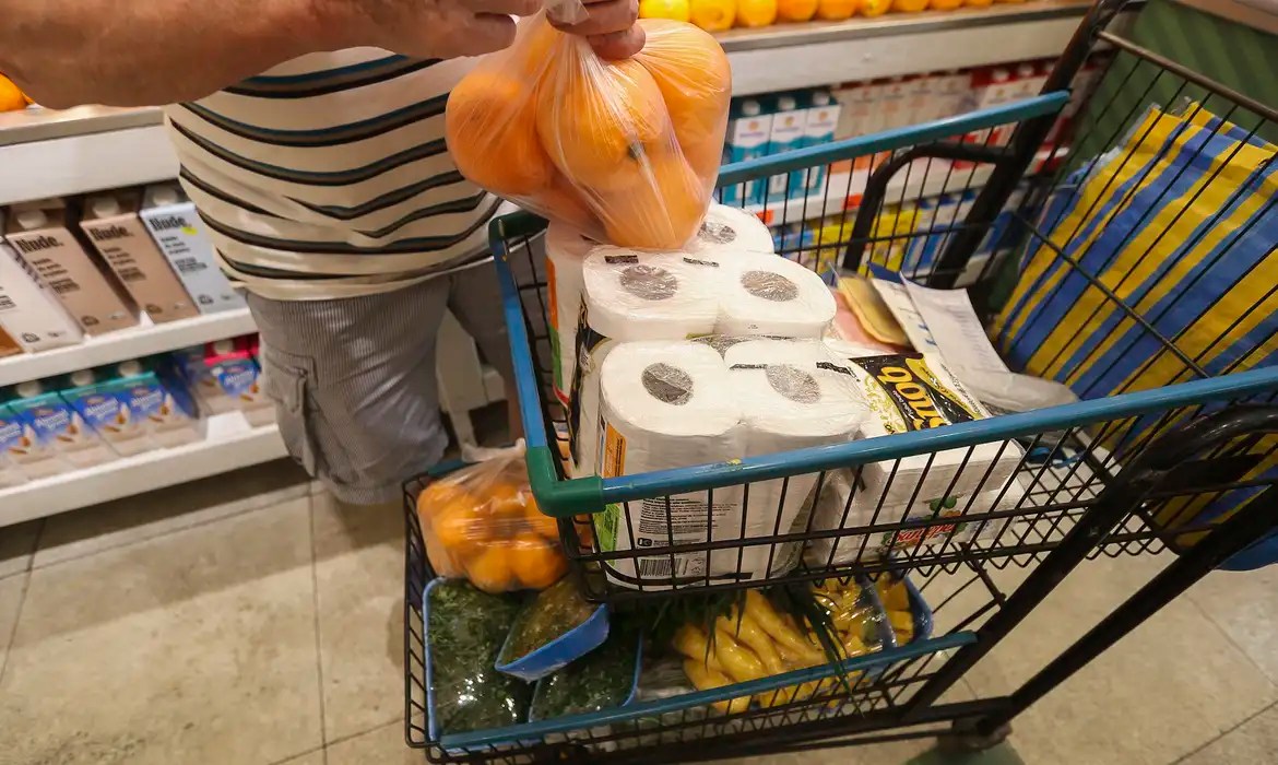 Inflação desacelera e fecha abril em 0,67%