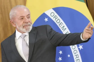 Lula amplia vantagem e Flávio Bolsonaro cai em pesquisa AtlasIntel. Confira
