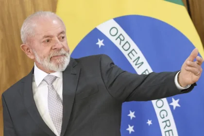 Lula amplia vantagem e Flávio Bolsonaro cai em pesquisa AtlasIntel. Confira