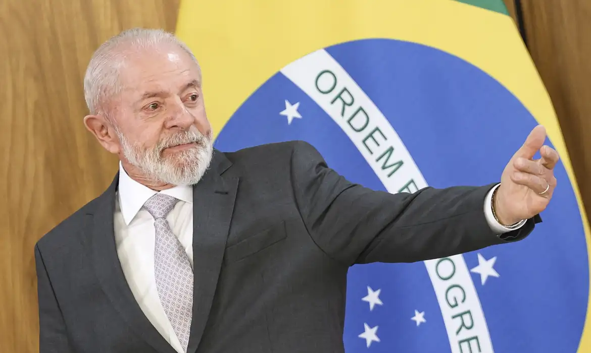 Lula amplia vantagem e Flávio Bolsonaro cai em pesquisa AtlasIntel. Confira