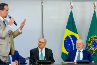 Lula assina MP e zera "taxa das blusinhas"