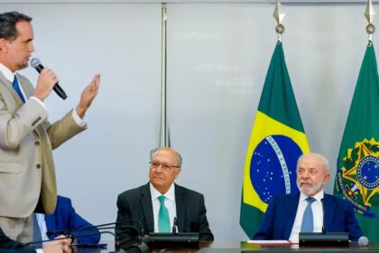 Lula assina MP e zera "taxa das blusinhas"