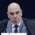Moraes pede parecer da PGR sobre incluir Jair e Flávio em inquérito