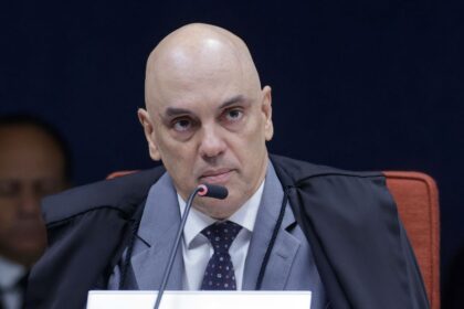 Moraes pede parecer da PGR sobre incluir Jair e Flávio em inquérito