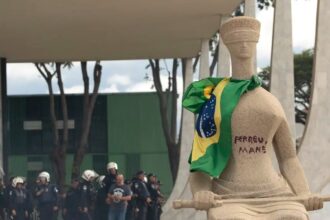 Moraes rejeita revisar pena de Débora do Batom, condenada pelo 8/1