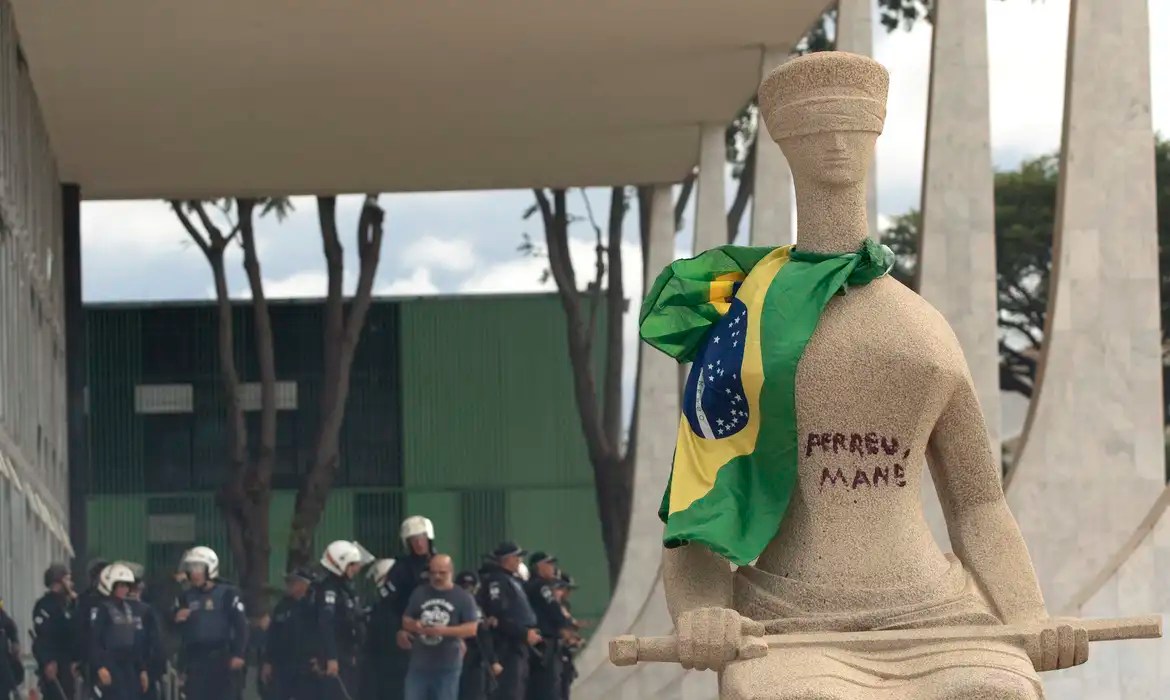 Moraes rejeita revisar pena de Débora do Batom, condenada pelo 8/1